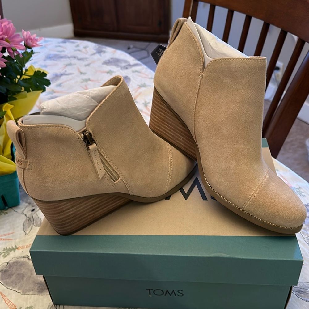 Brand New Toms Goldie Oatmeal Suede wedge